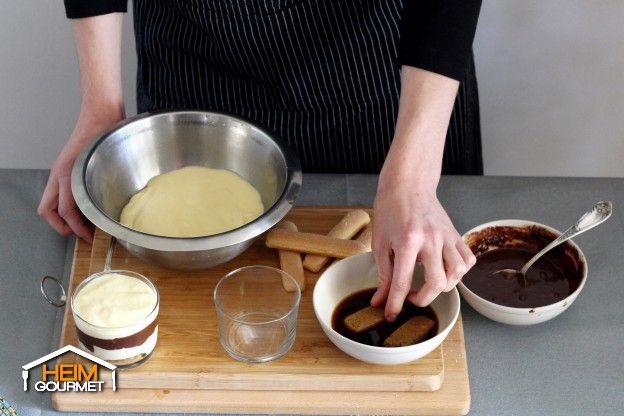 Die Löffelbiskuits kurz in den Espresso tunken und auf den Boden eines Dessertglases legen.