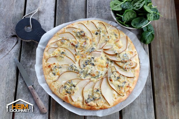 Rezept für PIZZA mit Birnen und Blauschimmelkäse