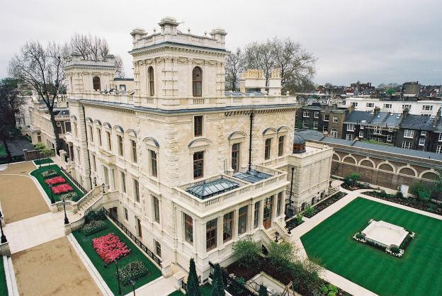 Kensington Palace Gardens in London (England)