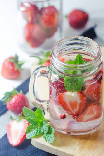 Detox Water mit Erdbeeren