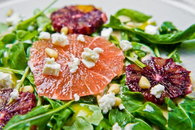 Frischer Salat mit Zitrusfrüchten