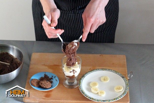 Einen weiteren Esslöffel der Nutellacreme auf die Bananen geben.