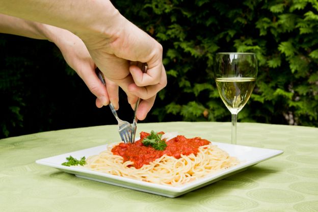 5. Spaghetti oder Tagliatelle mit dem Messer essen