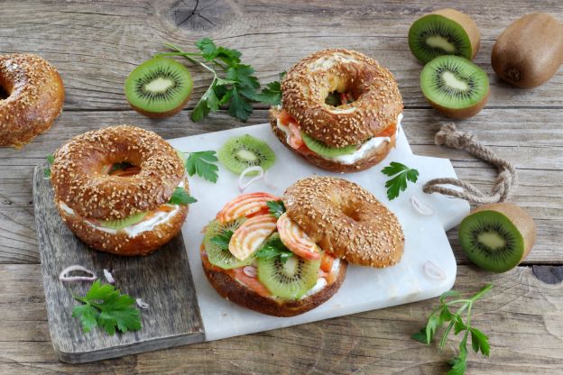 Sesambagel mit Lachs und Kiwi