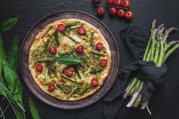 Flammkuchen mit grünem Spargel