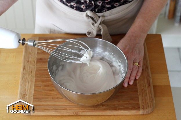 4 Eiweiße mit 60 g Zucker zu Eischnee schlagen