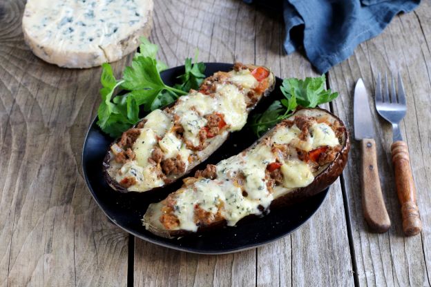 Gebackene Aubergine mit Hackfleisch vom Lamm und Blauschimmelkäse