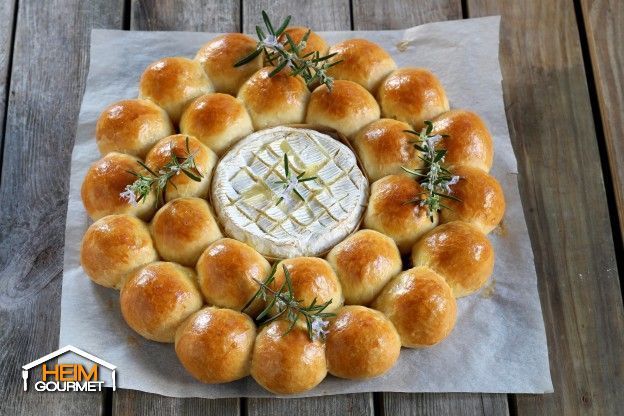 Cremiger Camembert umgeben von fluffigen Hefebällchen