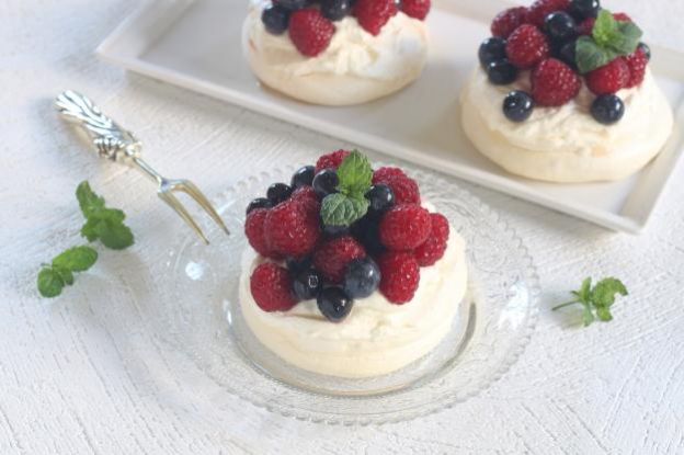 Mini Pavlovas mit Himbeeren und Blaubeeren