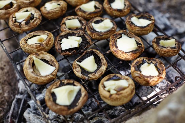 Gegrillte Champignons mit Käse