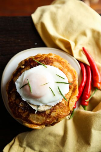 Süßkartoffel-Pfannkuchen mit Rosmarin-Chili-Butter