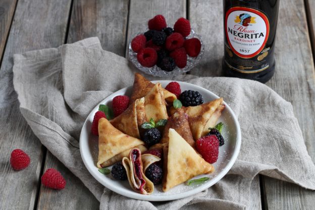 Süsse Pfannkuchen Samosas mit roten Früchten