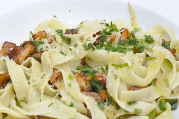 Papardelle mit Maronenpesto  und Pfifferlingen