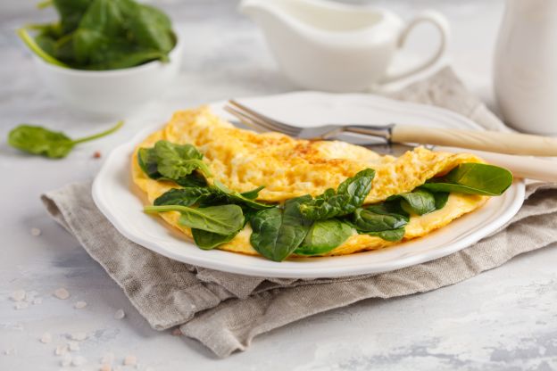 Omelette mit frischem Babyspinat und Mozzarella