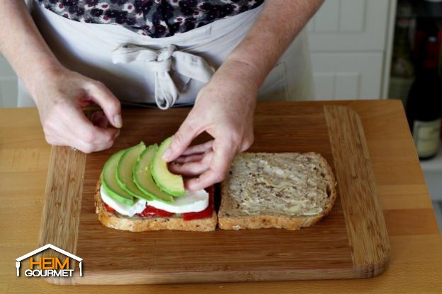 Mit Avocado belegen