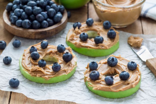 Apfel mit Erdnussbutter