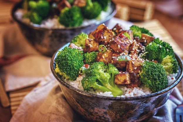 Veggie-Bowl mit Tofu und Brokkoli