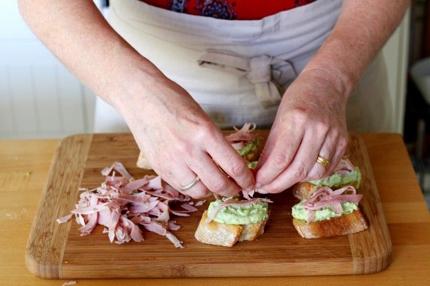 Das Brot garnieren