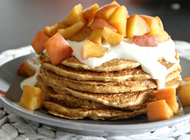 Vegane Kürbis-Pfannkuchen mit Apfel-Zimt-Topping