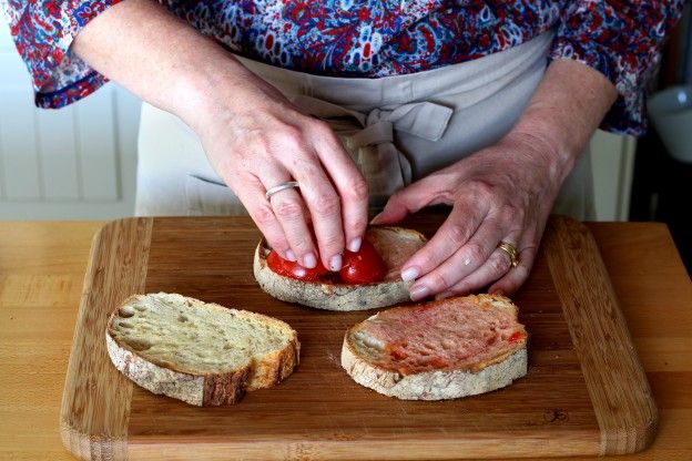 Brot mit Tomate einreiben