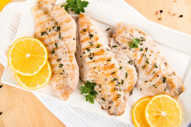 Fisch auf Zitronen backen