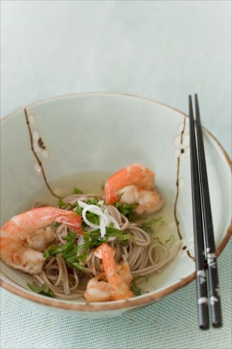 Soba Nudeln mit Dashi und Garnelen-Tempura