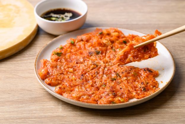 Koreanische Kimchi Jeon Pfannkuchen