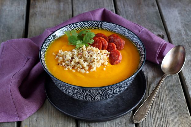 Kürbissuppe mit Quinoa und Chorizo