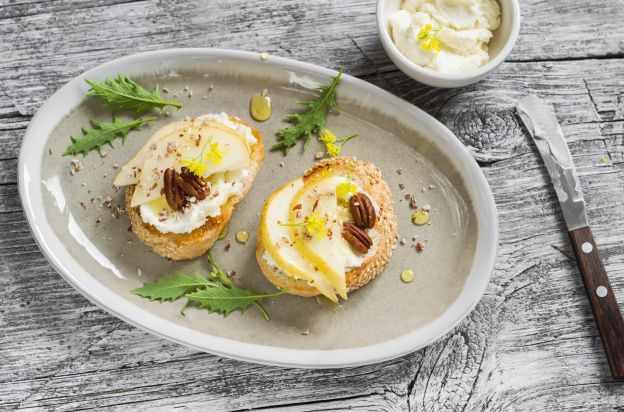 Bruschetta mit Brie, karamellisierten Birnen und Nüssen