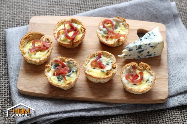 Minitörtchen aus Toastbrot mit Blauschimmelkäse