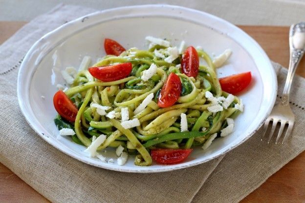 Zoodles mit Feta und Tomaten