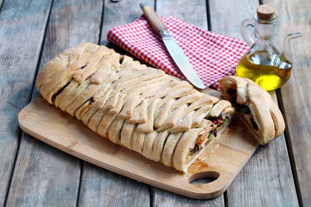 Geflochtener Strudel mit Käse, Schinken und Gemüse