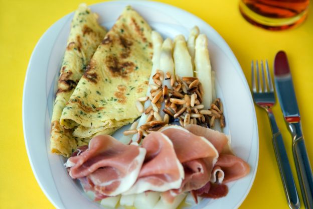 Hauptgang Option 1: Bärlauchpfannkuchen mit Spargel