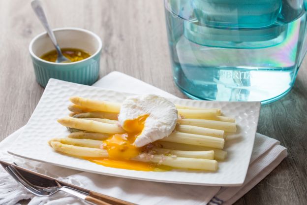 Weißer Spargel mit pochiertem Ei