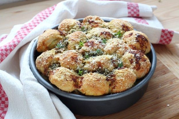 Herzhaftes Monkey-Bread mit Pesto und Parmesan