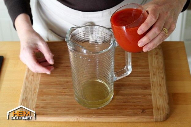 250 ml Tomatensaft hinzugeben