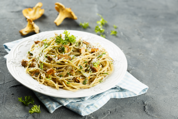 Ein Waldgruss: Spaghetti mit Pfifferlingen und Petersilie