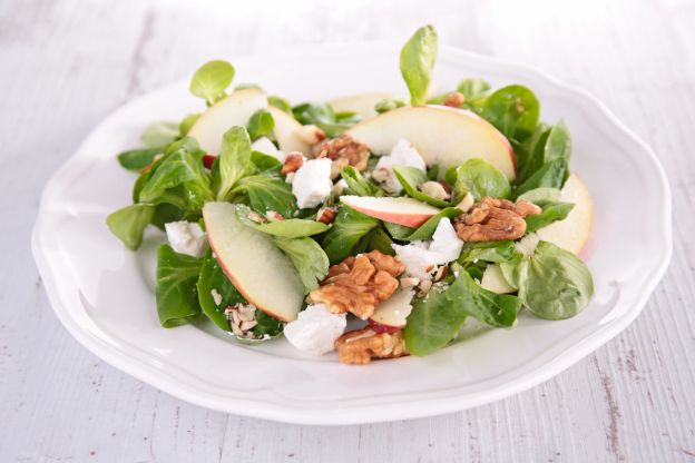 Feldsalat mit Apfel und Walnüssen