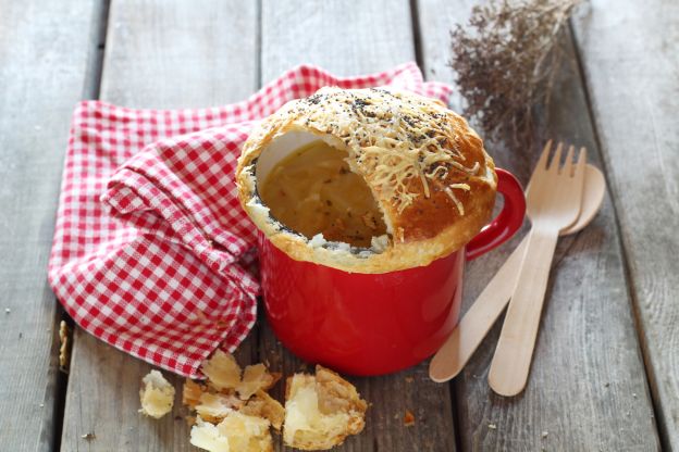 Zwiebelsuppe mit Blätterteighaube