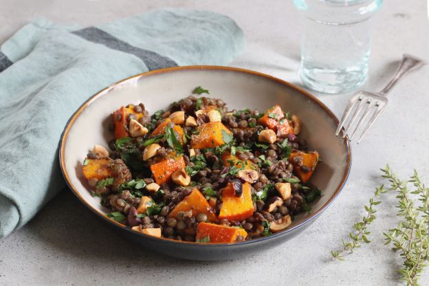 Proteinreicher Linsensalat mit Haselnüssen und Kürbis