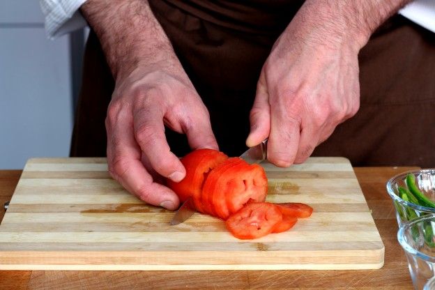 Tomaten in Scheiben schneiden