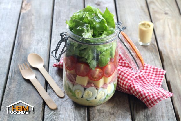 Salat mit Kirschtomaten, Eiern, Schinken und Käse