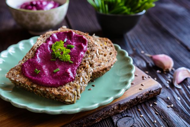 Rote Bete Aufstrich mit Knoblauch und Sonnenblumenkernen