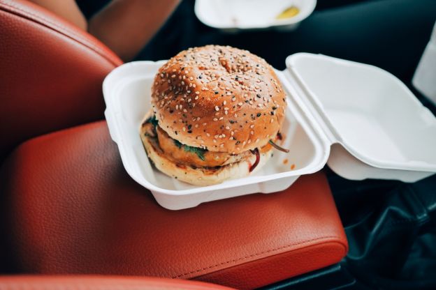 <strong>5. Eingepacktes Essen auf dem Tisch liegen lassen</strong>