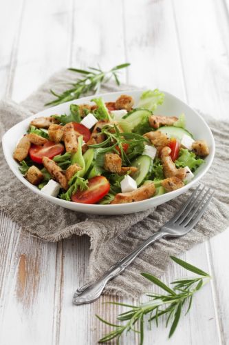 Salat aus Tomaten, Gurke, Croutons und Feta