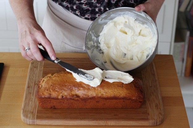 Den Kuchen mit der Glausur bestreichen