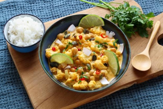 Veganes Curry mit Blumenkohl und Kichererbsen