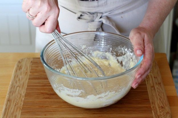 Eiweiß zu den trockenen Zutaten geben