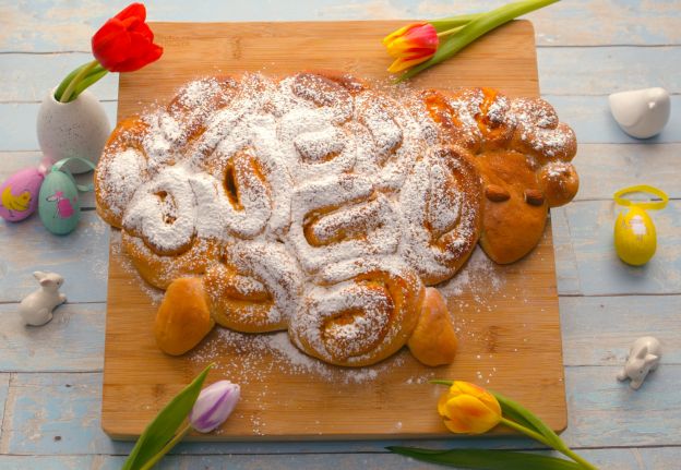 Süßes Osterlamm aus Hefeschnecken mit Aprikosenfüllung