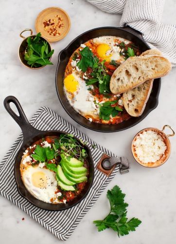 Shakshuka mit Spinat und Harissa